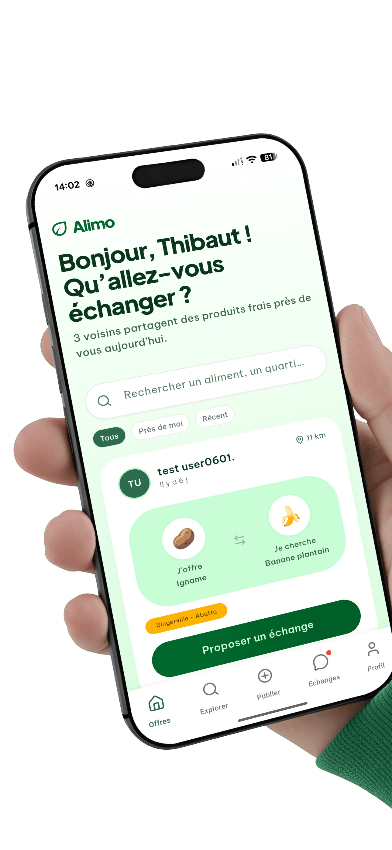 Main tenant un téléphone avec l’appli Alimo